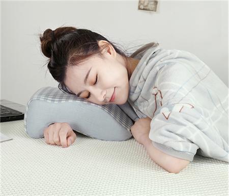 女人戴的翡翠手镯戴着手麻,玉镯带了手会发麻吗-第3张图片-翡翠网 女人戴的翡翠手镯戴着手麻,玉镯带了手会发麻吗-第3张图片-翡翠网