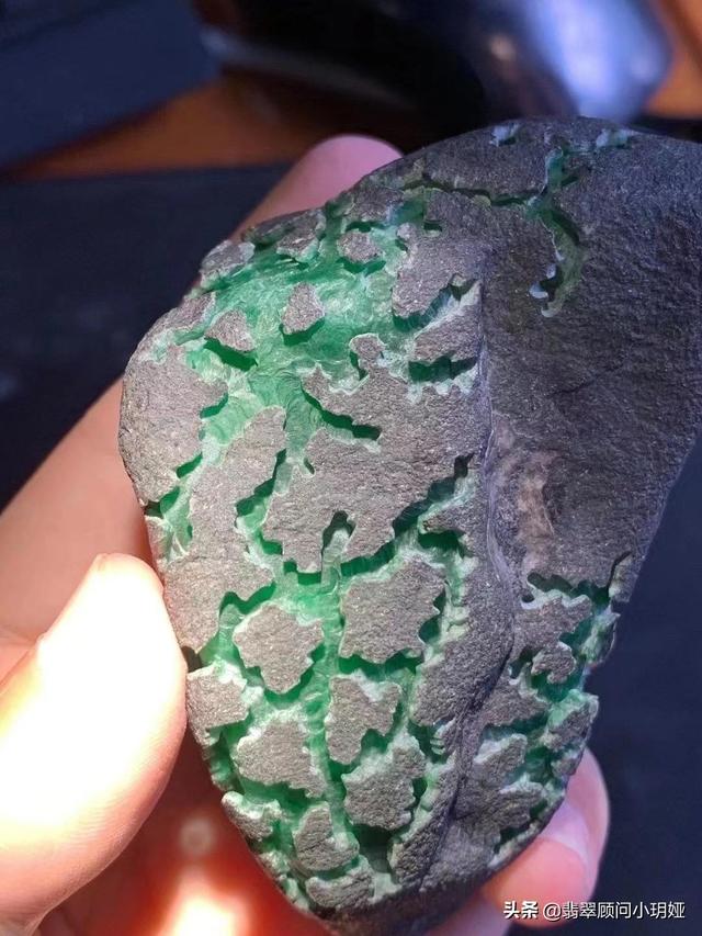 翡翠从原石到成品视频从翡翠原石到半成品-第2张图片-翡翠网