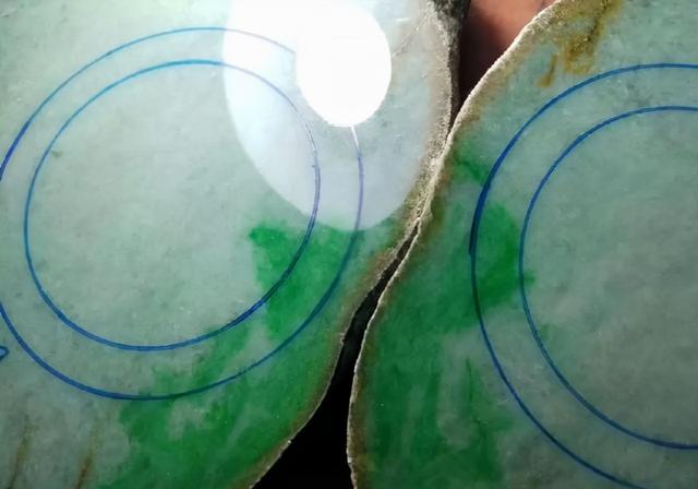 翡翠原石品质最高的绿色什么原石出帝王绿翡翠-第4张图片-翡翠网 翡翠原石品质最高的绿色什么原石出帝王绿翡翠-第4张图片-翡翠网