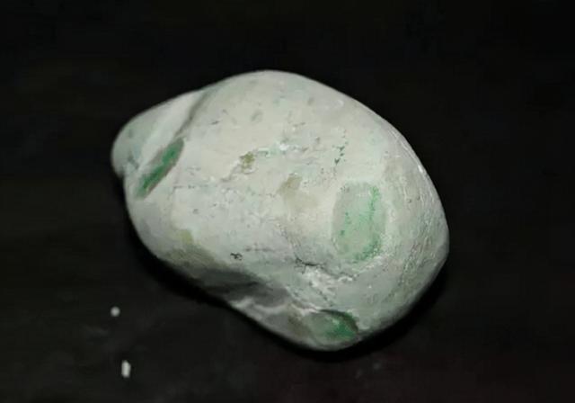 翡翠原石品质最高的绿色什么原石出帝王绿翡翠-第5张图片-翡翠网 翡翠原石品质最高的绿色什么原石出帝王绿翡翠-第5张图片-翡翠网