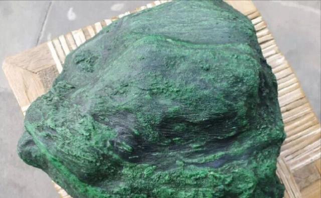 翡翠原石品质最高的绿色什么原石出帝王绿翡翠-第6张图片-翡翠网 翡翠原石品质最高的绿色什么原石出帝王绿翡翠-第6张图片-翡翠网