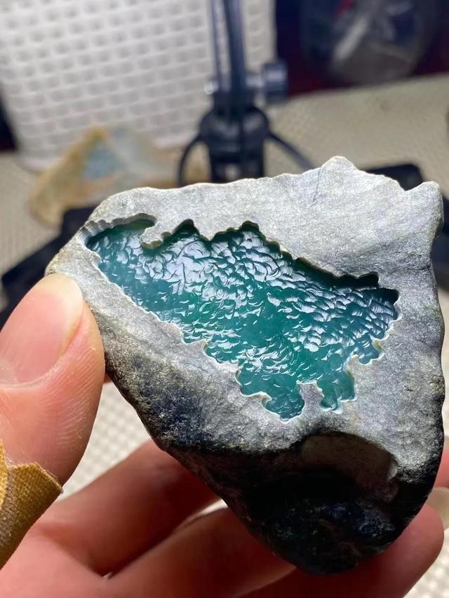 翡翠原石皮壳是怎么回事,翡翠原石皮壳图解-第1张图片-翡翠网 翡翠原石皮壳是怎么回事,翡翠原石皮壳图解-第1张图片-翡翠网