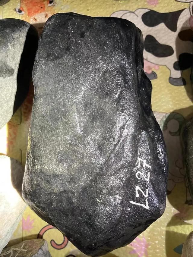 翡翠原石皮壳是怎么回事,翡翠原石皮壳图解-第4张图片-翡翠网 翡翠原石皮壳是怎么回事,翡翠原石皮壳图解-第4张图片-翡翠网