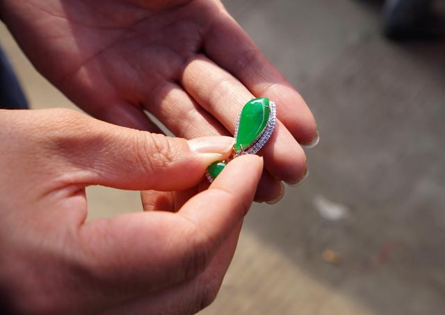 翡翠原石摊中国哪里有翡翠原石捡-第5张图片-翡翠网 翡翠原石摊中国哪里有翡翠原石捡-第5张图片-翡翠网