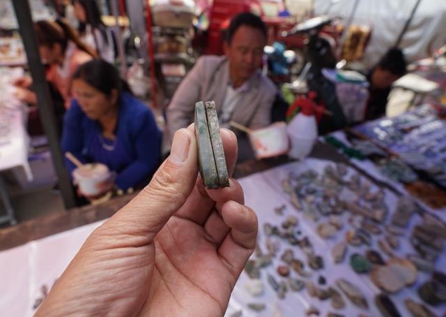 翡翠原石摊中国哪里有翡翠原石捡-第15张图片-翡翠网 翡翠原石摊中国哪里有翡翠原石捡-第15张图片-翡翠网