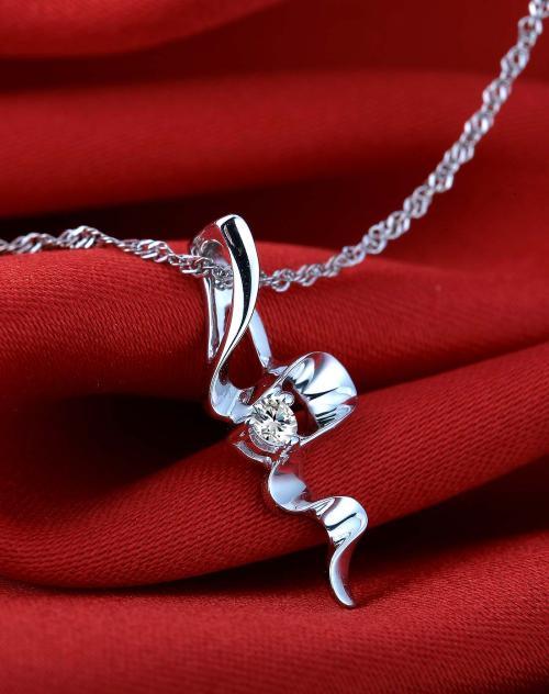 几百块的莫桑钻能买吗,莫桑石戴久了会不闪吗-第2张图片-翡翠网 几百块的莫桑钻能买吗,莫桑石戴久了会不闪吗-第2张图片-翡翠网