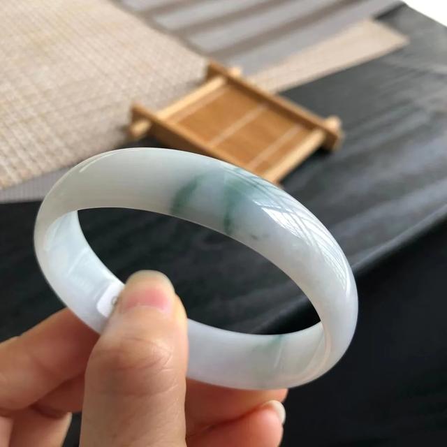最低多少钱才能买到真翡翠手镯5000左右的糯种手镯-第1张图片-翡翠网 最低多少钱才能买到真翡翠手镯5000左右的糯种手镯-第1张图片-翡翠网