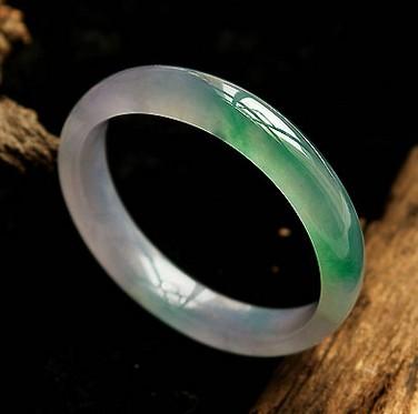 春彩料翡翠手镯上带黄点影响吗如何正确打灯看翡翠-第1张图片-翡翠网 春彩料翡翠手镯上带黄点影响吗如何正确打灯看翡翠-第1张图片-翡翠网