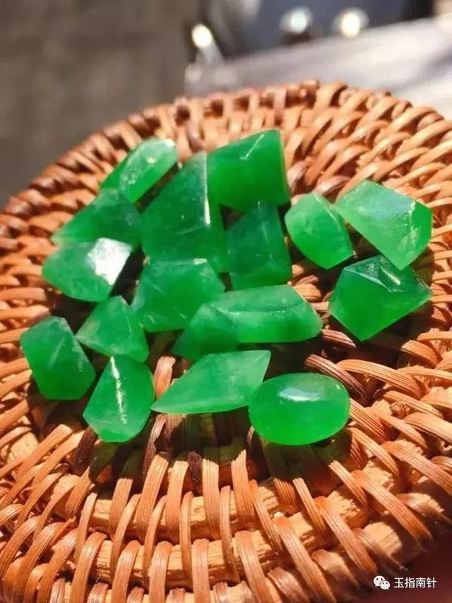 翡翠玉a货吊坠价格的简单介绍-第7张图片-翡翠网 翡翠玉a货吊坠价格的简单介绍-第7张图片-翡翠网