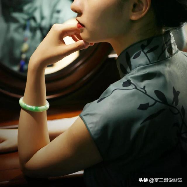 女戴翡翠手镯图片,戴着玉镯睡觉的禁忌-第1张图片-翡翠网 女戴翡翠手镯图片,戴着玉镯睡觉的禁忌-第1张图片-翡翠网