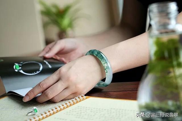 女戴翡翠手镯图片,戴着玉镯睡觉的禁忌-第2张图片-翡翠网 女戴翡翠手镯图片,戴着玉镯睡觉的禁忌-第2张图片-翡翠网