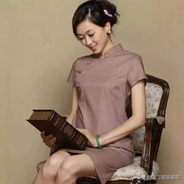 女戴翡翠手镯图片,戴着玉镯睡觉的禁忌-第3张图片-翡翠网 女戴翡翠手镯图片,戴着玉镯睡觉的禁忌-第3张图片-翡翠网