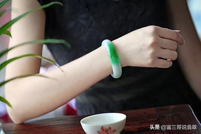 女戴翡翠手镯图片,戴着玉镯睡觉的禁忌-第6张图片-翡翠网 女戴翡翠手镯图片,戴着玉镯睡觉的禁忌-第6张图片-翡翠网