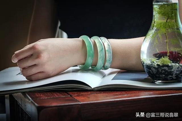 女戴翡翠手镯图片,戴着玉镯睡觉的禁忌-第8张图片-翡翠网 女戴翡翠手镯图片,戴着玉镯睡觉的禁忌-第8张图片-翡翠网