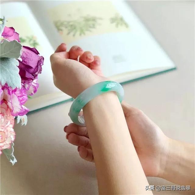 女戴翡翠手镯图片,戴着玉镯睡觉的禁忌-第9张图片-翡翠网 女戴翡翠手镯图片,戴着玉镯睡觉的禁忌-第9张图片-翡翠网