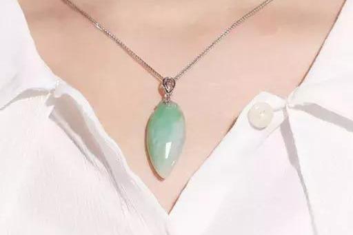 翡翠的原石在哪里关于翡翠的基本知识大全及解读-第2张图片-翡翠网 翡翠的原石在哪里关于翡翠的基本知识大全及解读-第2张图片-翡翠网