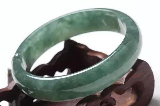 翡翠的原石在哪里关于翡翠的基本知识大全及解读-第3张图片-翡翠网 翡翠的原石在哪里关于翡翠的基本知识大全及解读-第3张图片-翡翠网