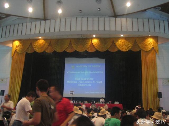 正阳绿翡翠原石玉石毛料,翡翠原石毛料-第1张图片-翡翠网 正阳绿翡翠原石玉石毛料,翡翠原石毛料-第1张图片-翡翠网