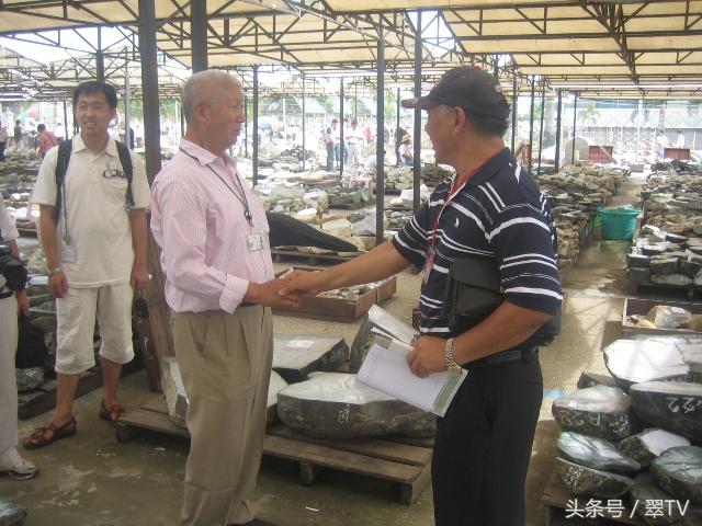 正阳绿翡翠原石玉石毛料,翡翠原石毛料-第2张图片-翡翠网 正阳绿翡翠原石玉石毛料,翡翠原石毛料-第2张图片-翡翠网