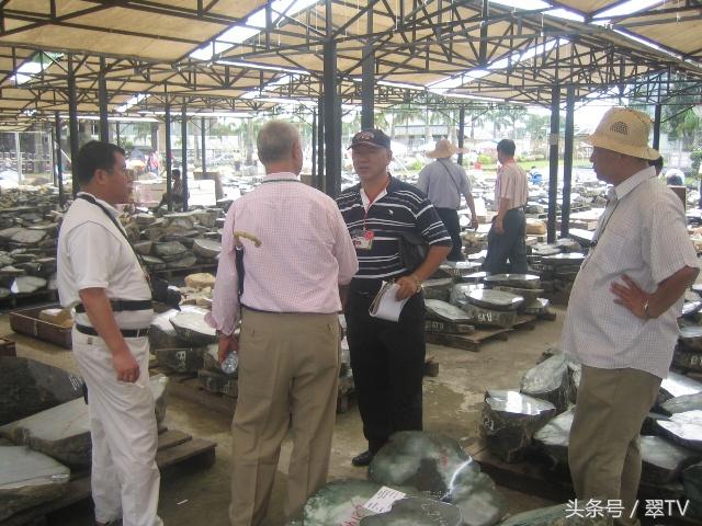 正阳绿翡翠原石玉石毛料,翡翠原石毛料-第3张图片-翡翠网 正阳绿翡翠原石玉石毛料,翡翠原石毛料-第3张图片-翡翠网