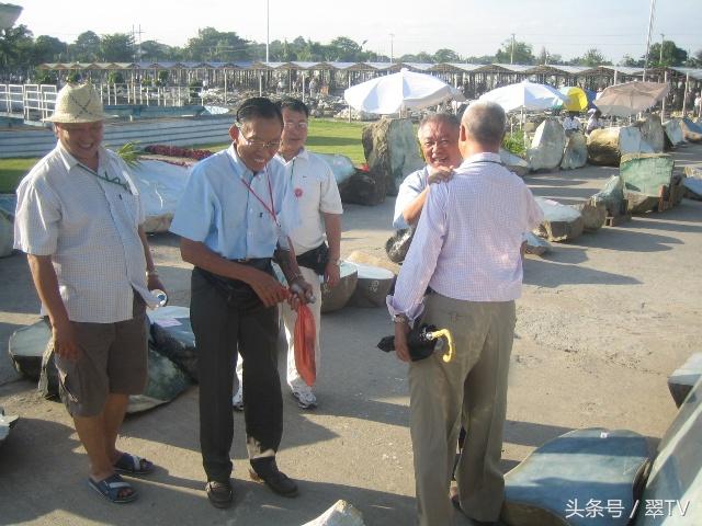 正阳绿翡翠原石玉石毛料,翡翠原石毛料-第6张图片-翡翠网 正阳绿翡翠原石玉石毛料,翡翠原石毛料-第6张图片-翡翠网