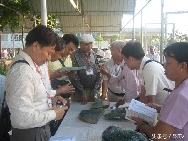 正阳绿翡翠原石玉石毛料,翡翠原石毛料-第9张图片-翡翠网 正阳绿翡翠原石玉石毛料,翡翠原石毛料-第9张图片-翡翠网