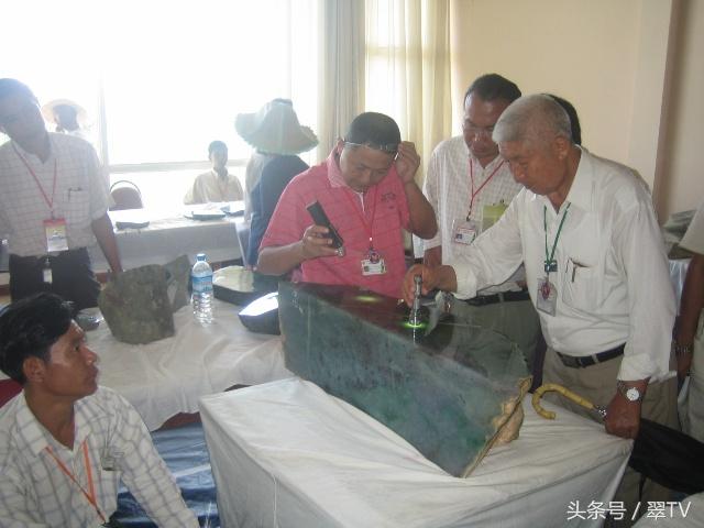 正阳绿翡翠原石玉石毛料,翡翠原石毛料-第14张图片-翡翠网 正阳绿翡翠原石玉石毛料,翡翠原石毛料-第14张图片-翡翠网