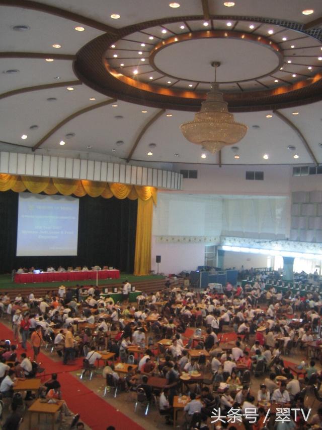 正阳绿翡翠原石玉石毛料,翡翠原石毛料-第16张图片-翡翠网 正阳绿翡翠原石玉石毛料,翡翠原石毛料-第16张图片-翡翠网