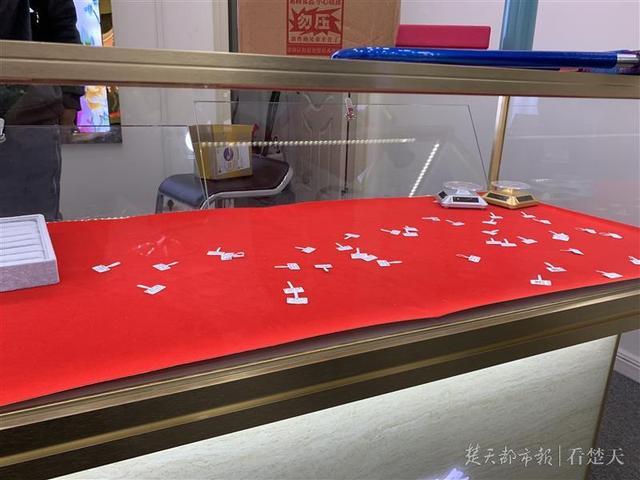 云南景洪翡翠手镯真假,云南去哪买翡翠玉石-第5张图片-翡翠网 云南景洪翡翠手镯真假,云南去哪买翡翠玉石-第5张图片-翡翠网