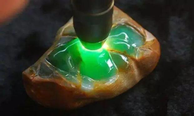 抖音上翡翠原石加工靠谱吗,抖音卖的缅甸翡翠是真的吗-第2张图片-翡翠网 抖音上翡翠原石加工靠谱吗,抖音卖的缅甸翡翠是真的吗-第2张图片-翡翠网