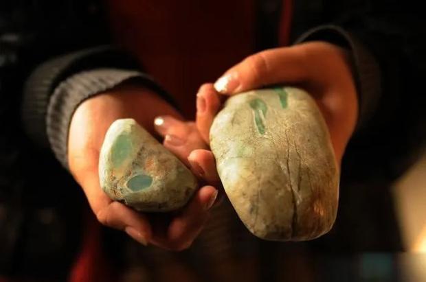 抖音上翡翠原石加工靠谱吗,抖音卖的缅甸翡翠是真的吗-第4张图片-翡翠网 抖音上翡翠原石加工靠谱吗,抖音卖的缅甸翡翠是真的吗-第4张图片-翡翠网