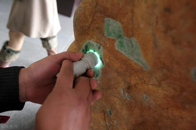 翡翠原石种老种嫩,翡翠原石种嫩结构-第2张图片-翡翠网 翡翠原石种老种嫩,翡翠原石种嫩结构-第2张图片-翡翠网