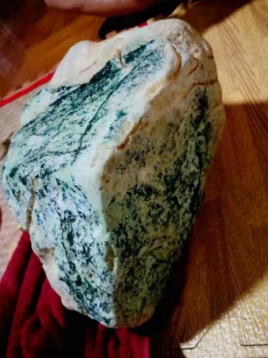 翡翠原石怎么辨别父亲的翡翠原石-第1张图片-翡翠网 翡翠原石怎么辨别父亲的翡翠原石-第1张图片-翡翠网