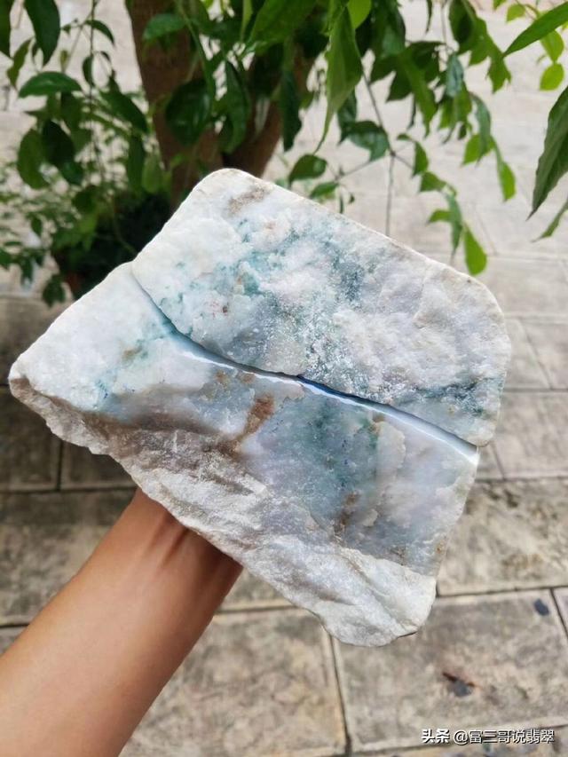 偏场口木那翡翠原石木纳翡翠原石的特点-第1张图片-翡翠网 偏场口木那翡翠原石木纳翡翠原石的特点-第1张图片-翡翠网