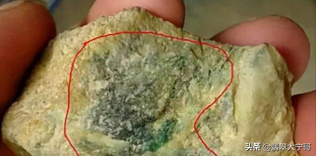 翡翠原石知识图文讲解,翡翠原石打灯看教程-第6张图片-翡翠网 翡翠原石知识图文讲解,翡翠原石打灯看教程-第6张图片-翡翠网