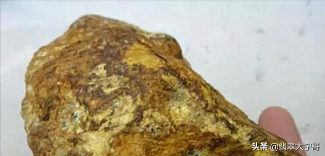 翡翠原石知识图文讲解,翡翠原石打灯看教程-第8张图片-翡翠网 翡翠原石知识图文讲解,翡翠原石打灯看教程-第8张图片-翡翠网