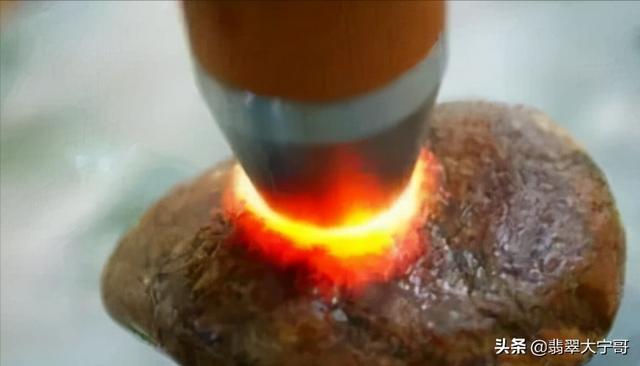 翡翠原石知识图文讲解,翡翠原石打灯看教程-第11张图片-翡翠网 翡翠原石知识图文讲解,翡翠原石打灯看教程-第11张图片-翡翠网