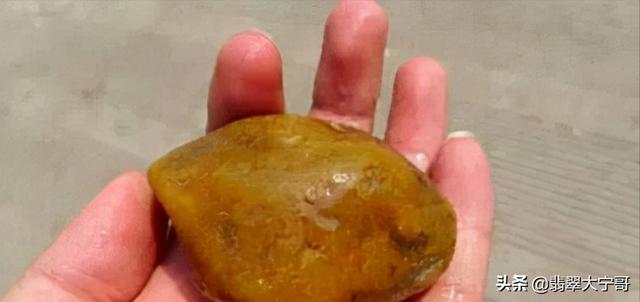 翡翠原石知识图文讲解,翡翠原石打灯看教程-第14张图片-翡翠网 翡翠原石知识图文讲解,翡翠原石打灯看教程-第14张图片-翡翠网