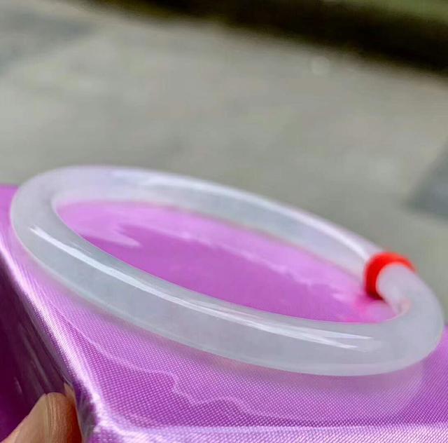 1元人民币等于多少韩元人民币伍仟到六千元的翡翠手镯-第4张图片-翡翠网 1元人民币等于多少韩元人民币伍仟到六千元的翡翠手镯-第4张图片-翡翠网