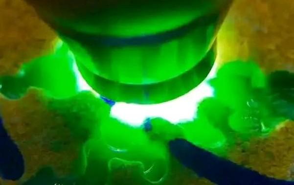 木那翡翠原石皮壳的特点,木纳冰阳绿翡翠原石切开-第3张图片-翡翠网 木那翡翠原石皮壳的特点,木纳冰阳绿翡翠原石切开-第3张图片-翡翠网