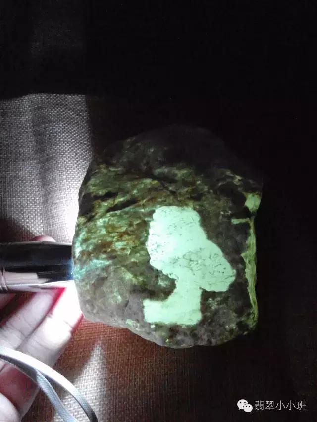 水沫子和高冰翡翠的区别翡翠水沫子原石-第14张图片-翡翠网 水沫子和高冰翡翠的区别翡翠水沫子原石-第14张图片-翡翠网