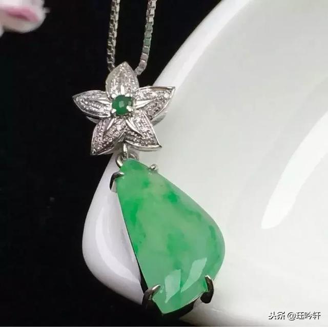 随形翡翠吊坠原石,随型镶嵌吊坠-第13张图片-翡翠网 随形翡翠吊坠原石,随型镶嵌吊坠-第13张图片-翡翠网