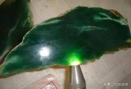 顶级阳绿翡翠原石翡翠木那赌石皮壳图解-第3张图片-翡翠网 顶级阳绿翡翠原石翡翠木那赌石皮壳图解-第3张图片-翡翠网