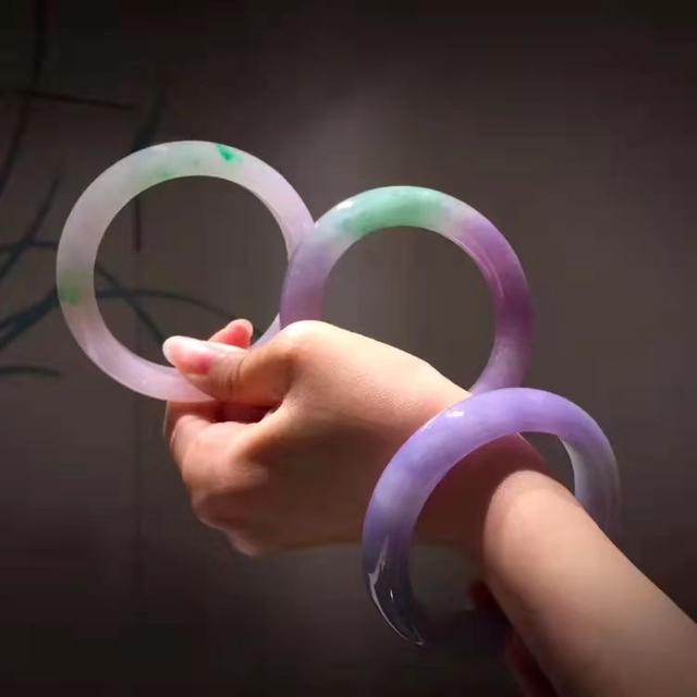 3000元的紫罗兰玉手镯,冰种浓紫色翡翠手镯-第2张图片-翡翠网 3000元的紫罗兰玉手镯,冰种浓紫色翡翠手镯-第2张图片-翡翠网