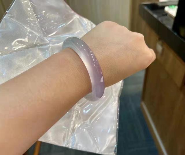 3000元的紫罗兰玉手镯,冰种浓紫色翡翠手镯-第11张图片-翡翠网 3000元的紫罗兰玉手镯,冰种浓紫色翡翠手镯-第11张图片-翡翠网