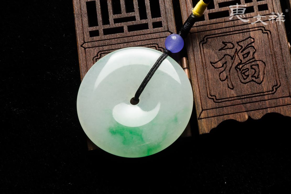 翡翠平安扣价格多少的简单介绍-第1张图片-翡翠网 翡翠平安扣价格多少的简单介绍-第1张图片-翡翠网