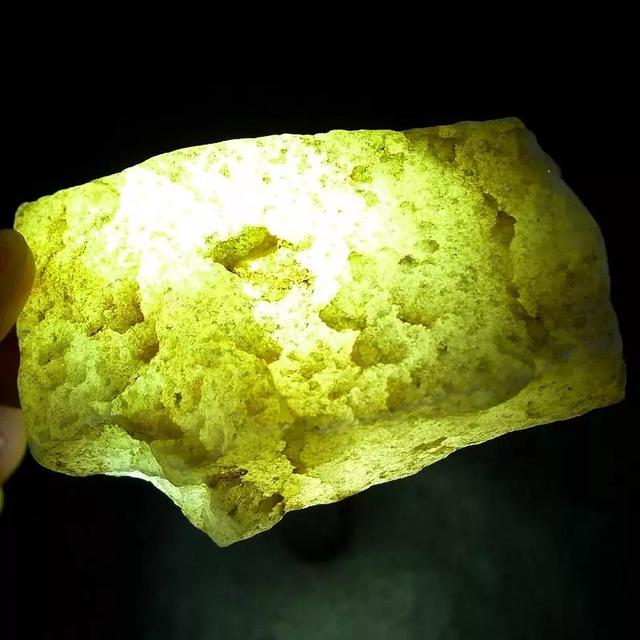 翡翠原石什么场口裂最少最不好的翡翠原石-第5张图片-翡翠网 翡翠原石什么场口裂最少最不好的翡翠原石-第5张图片-翡翠网