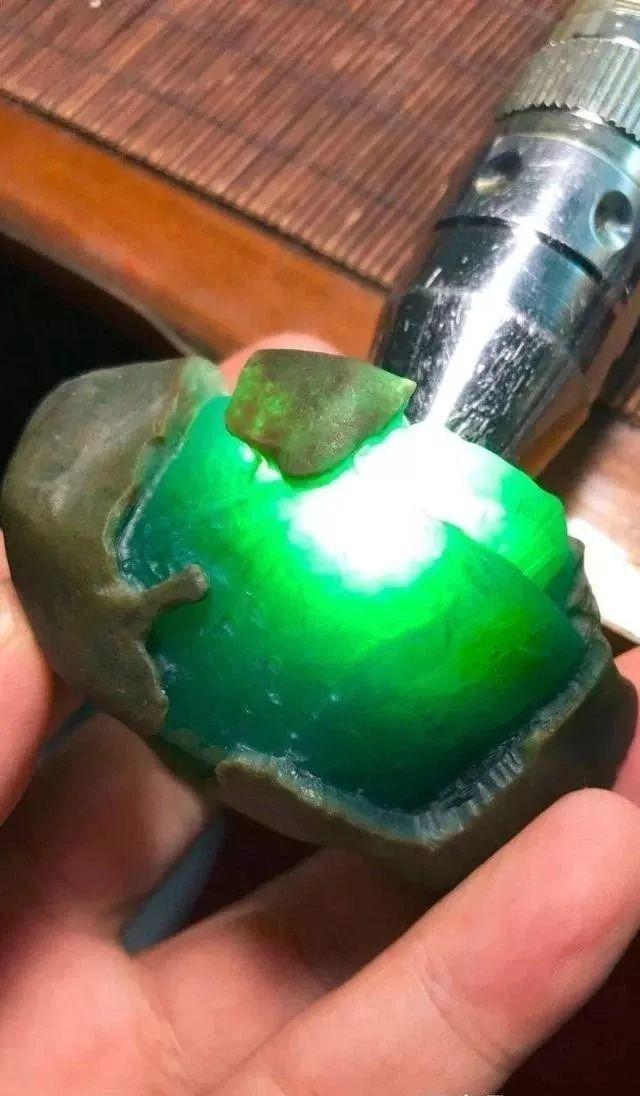 翡翠原石怎么出缅甸翡翠开采现场视频-第10张图片-翡翠网 翡翠原石怎么出缅甸翡翠开采现场视频-第10张图片-翡翠网