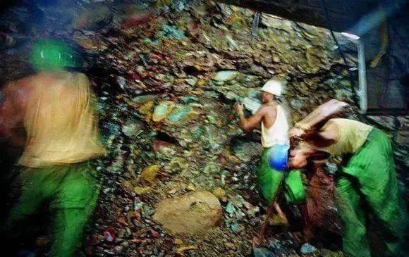 原石翡翠矿山,翡翠矿山介绍-第7张图片-翡翠网 原石翡翠矿山,翡翠矿山介绍-第7张图片-翡翠网