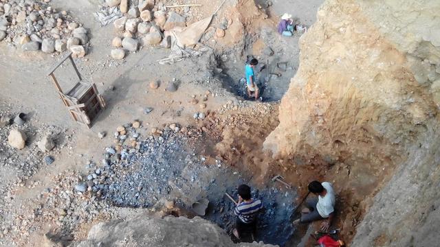 原石翡翠矿山,翡翠矿山介绍-第8张图片-翡翠网 原石翡翠矿山,翡翠矿山介绍-第8张图片-翡翠网